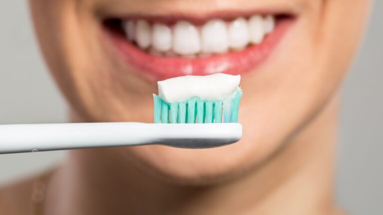 ¿Qué pasa si lavas los dientes con bicarbonato de sodio (soda de vaca)?