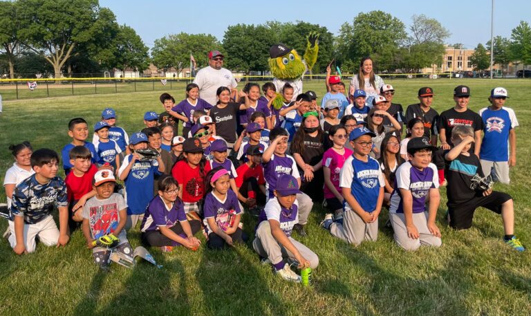 Clínica de béisbol para los niños de Chicago