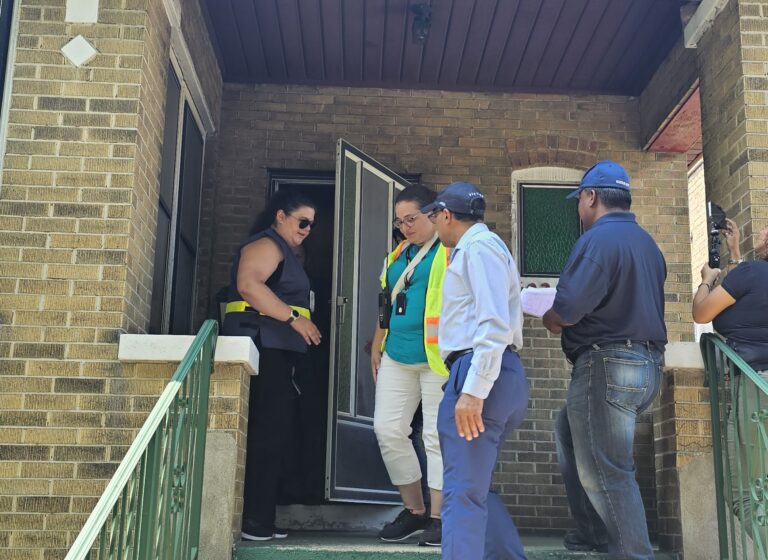 Cicero trabaja ayudando en inspección de casas dañadas por inundaciones