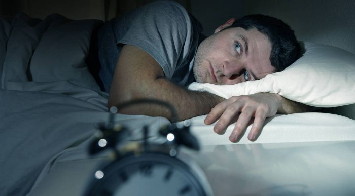 Dormir menos de 5 horas diarias produciría depresión, dice estudio