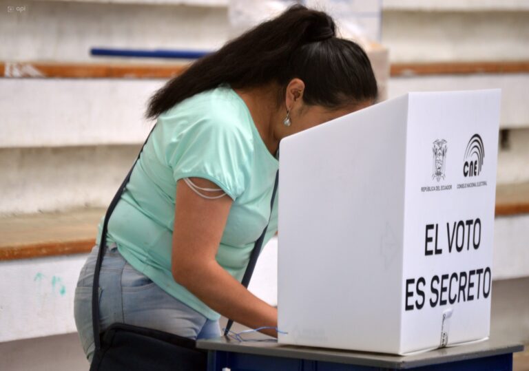 ECUATORIANOS EN CHICAGO EJERCEN SU DERECHO AL VOTO…
