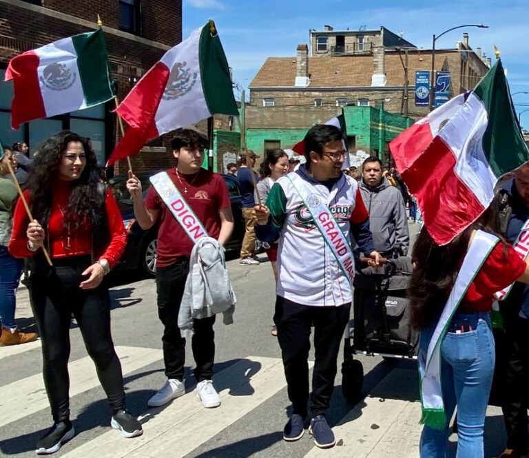 CONCEJAL SIGCHO-LÓPEZ RECORRIÓ COMO UN MEXICANO MÁS, EL “DESFILE CINCO DE MAYO” SOBRE LAS CALLES CERMAK/BLUE ISLAND.