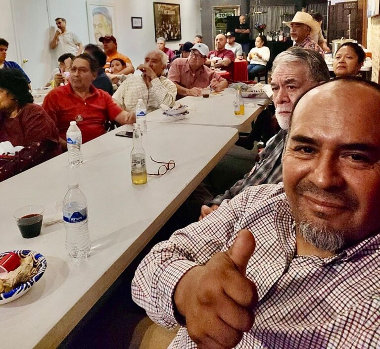 Simpatizantes de Sheinbaum en Chicago observaron el debate presidencial de ayer domingo…