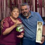 Carlos Escamilla disfrutando de la compañía de su suegra, la Sra. Tomasa Ocampo, Doña Tomy”.
