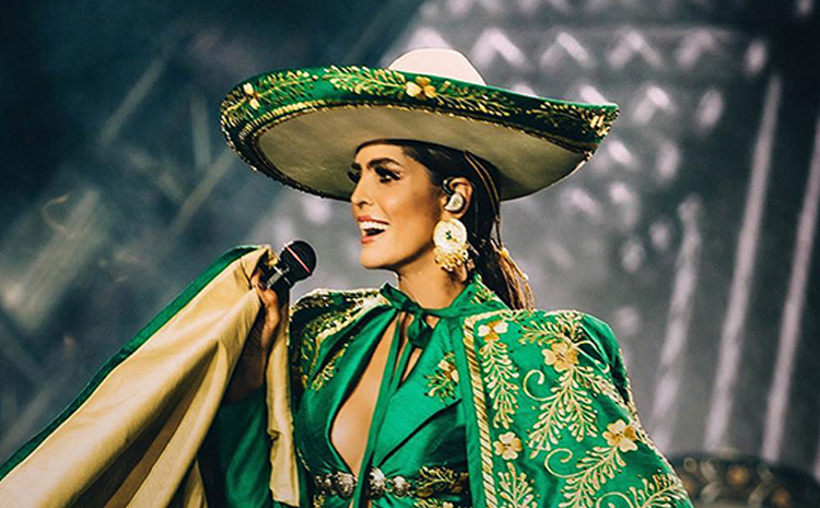 Reventón Promotions nos trae a Ana Bárbara, cantando con grupo y mariachi..