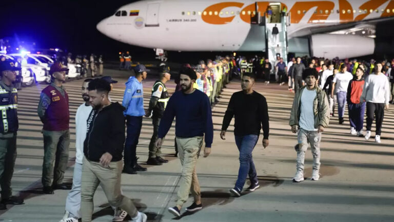 Bloqueada temporalmente la deportación de venezolanos…