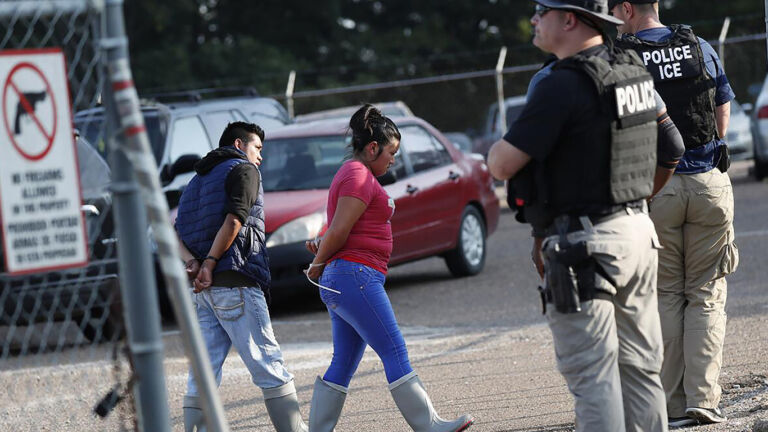 ¿ICE puede arrestar a migrantes en su trabajo? ¿ICE puede arrestar a migrantes en su trabajo?