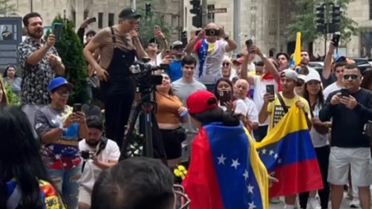 Periódico La Prensa apoya a la comunidad migrante venezolana en Illinois…