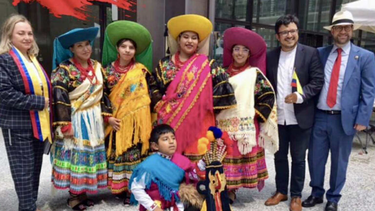 Ecuatorianos de Chicago izaron con orgullo su bandera